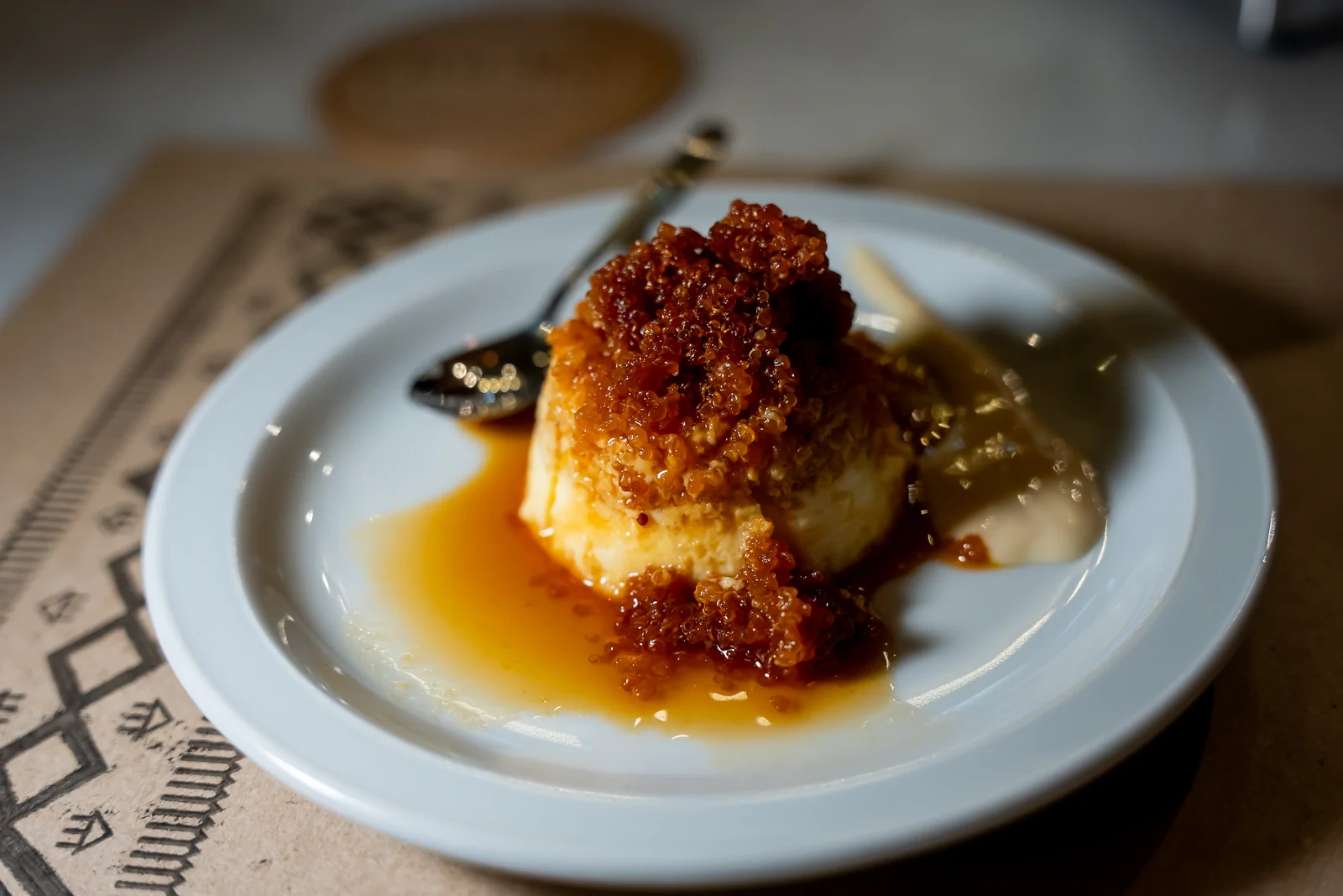 Postre de flan casero con caramelo y quinoa crocante